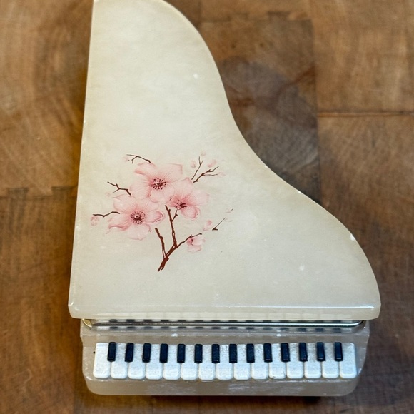 Alabaster Cream Piano Trinket Box with Floral Design Hand Crafted in Italy - Picture 2 of 11